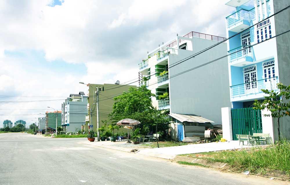 Bán nhà mt đường số 9 kdc phong phú 5, 136,5m2, giá rẻ chỉ 13 tỷ