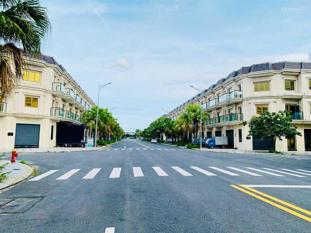 Tôi cần bán gấp căn shophouse lakeside mặt tiền đường lớn, kinh doanh sầm uất, giá chỉ 6, x tỷ