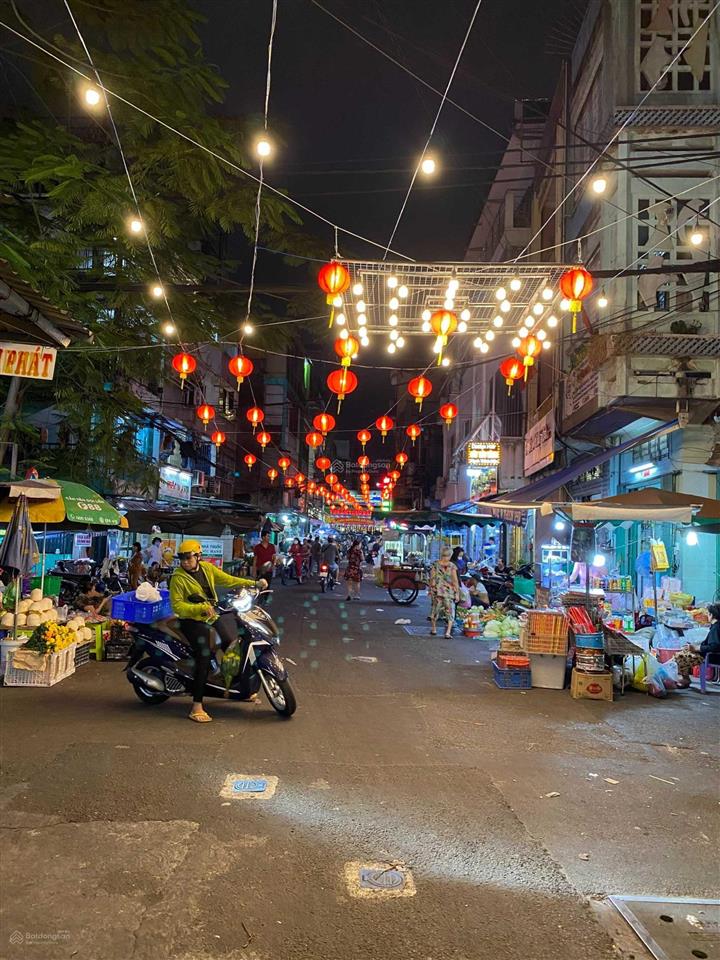 Căn hộ lầu 2 có ban công cực rộng ngay trung tâm phường 1, quận 3, giáp q.1 và q.5