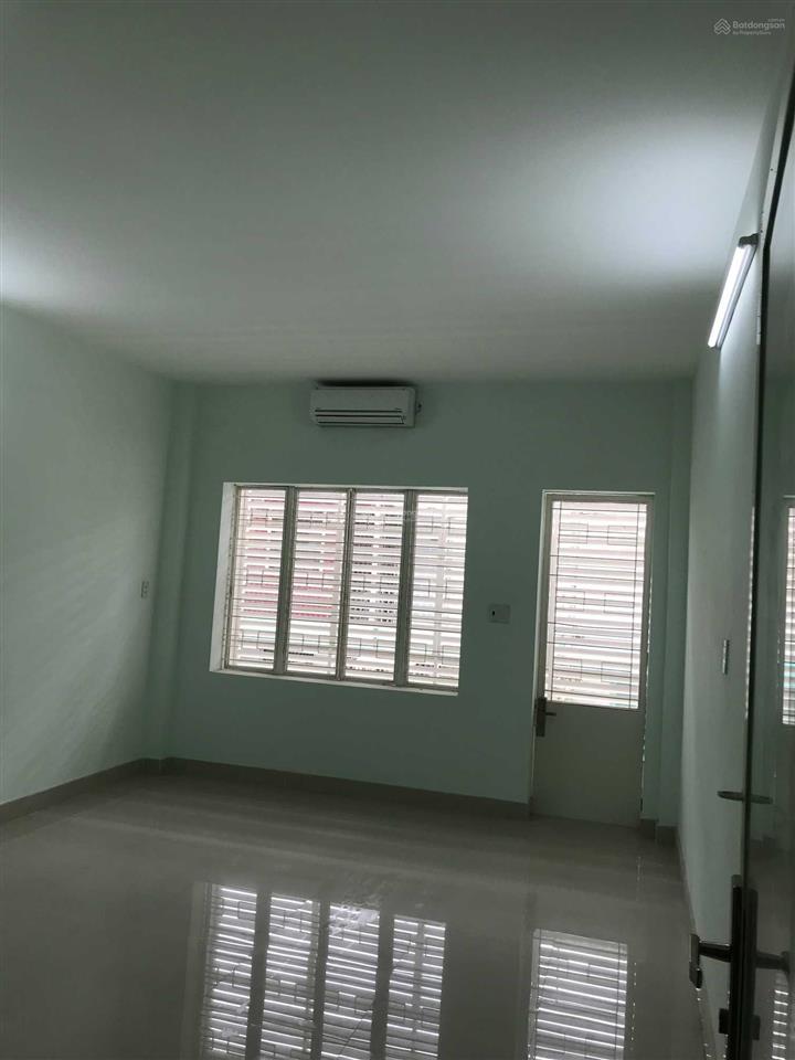 Căn hộ lầu 2 có ban công cực rộng ngay trung tâm phường 1, quận 3, giáp q.1 và q.5
