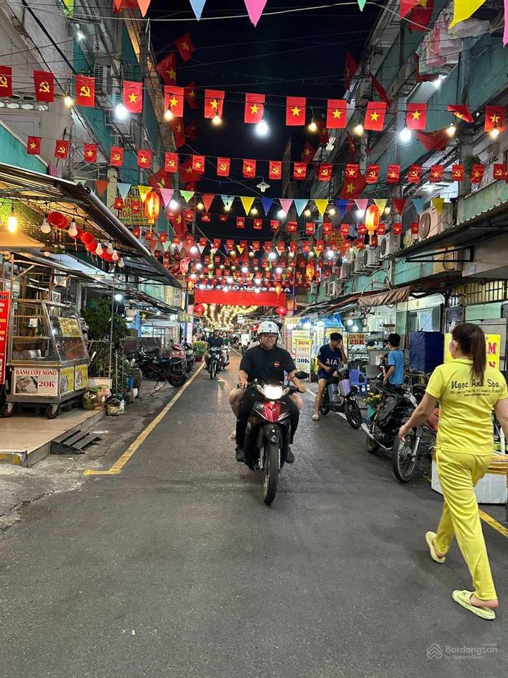 Căn hộ lầu 2 có ban công cực rộng ngay trung tâm phường 1, quận 3, giáp q.1 và q.5