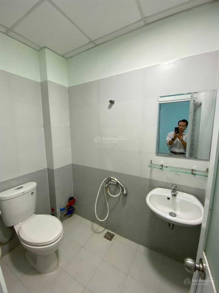 Căn hộ lầu 2 có ban công cực rộng ngay trung tâm phường 1, quận 3, giáp q.1 và q.5