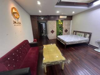 Phòng studio vip sàn gỗ khu trung sơn, diện tích 50m2, ban con, máy giặt riêng. full nt nấu ăn 7 tr