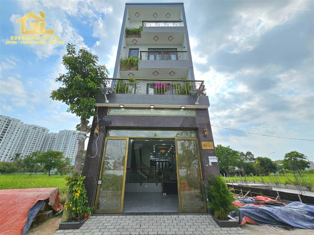 Nhà đẹp full nội thất cao cấp có luôn thang máy vị trí đẹp tại kdc có công viên, cổng bảo vệ