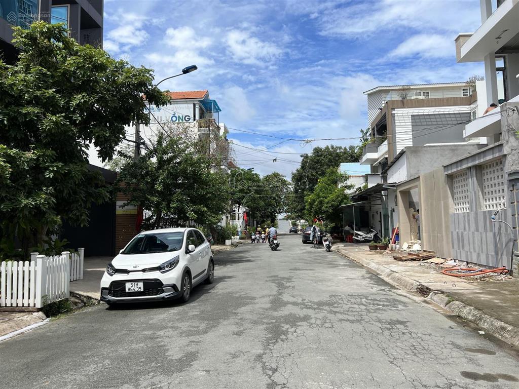 Bán gấp đất nền dự án tại làng đại học abc, dt 10x30m(300m2) giá 77tr/m2.  0909 460 *** đức