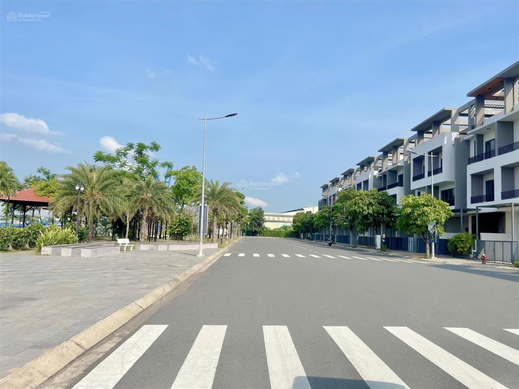 Cần bán căn nhà phố liên kế khu đô thị biệt lập bên sông vàm cỏ đông bến lức. giá chỉ từ 3 tỷ/căn