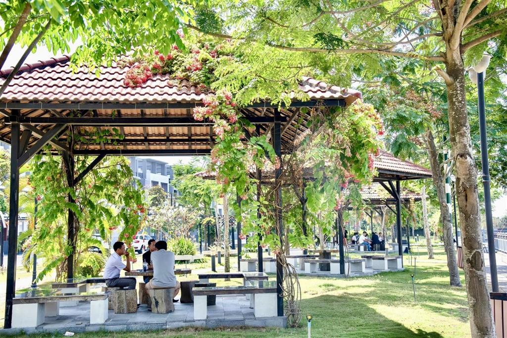 Cần bán căn nhà phố liên kế khu đô thị biệt lập bên sông vàm cỏ đông bến lức. giá chỉ từ 3 tỷ/căn