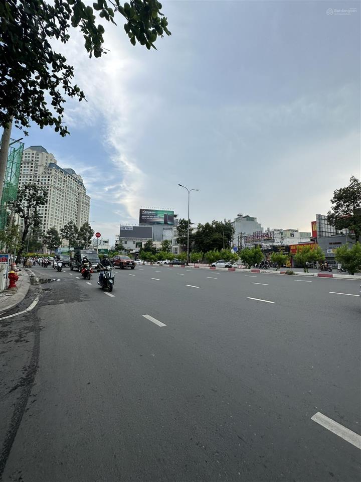 Mt nguyễn hữu cảnh p. 22 q. bình thạnh  19mx39m. nh 43m. cn 1037m2  trệt, lầu  365 tỷ