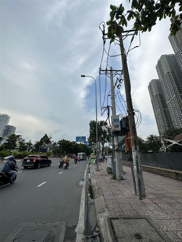 Mt nguyễn hữu cảnh p. 22 q. bình thạnh  19mx39m. nh 43m. cn 1037m2  trệt, lầu  365 tỷ