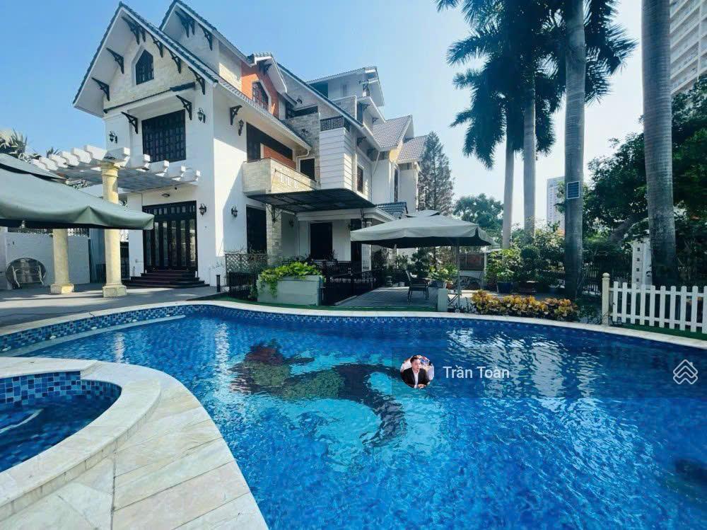 Bán biệt thự compound nguyễn văn hưởng thảo điền q2  11x22m. cn 240m2. trệt 2 lầu + hồ bơi  68tỷ