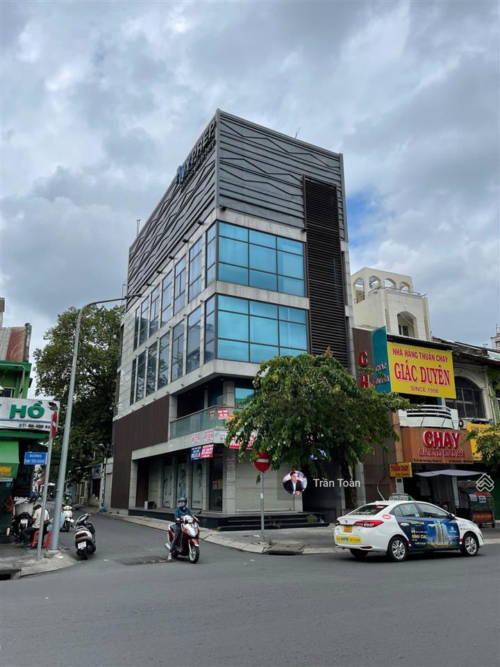 Góc 2mt đinh tiên hoàng p.đakao q.1  8.2x21m. cn 170.5m2  hầm+trệt+5 lầu  hđt 270tr/th  64 tỷ