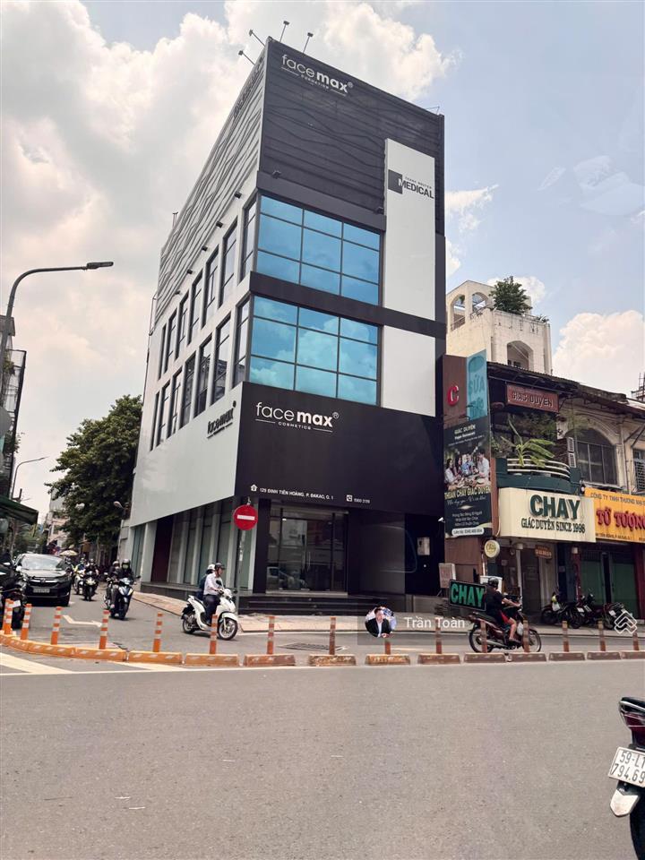 Góc 2mt đinh tiên hoàng p.đakao q.1  8.2x21m. cn 170.5m2  hầm+trệt+5 lầu  hđt 270tr/th  64 tỷ