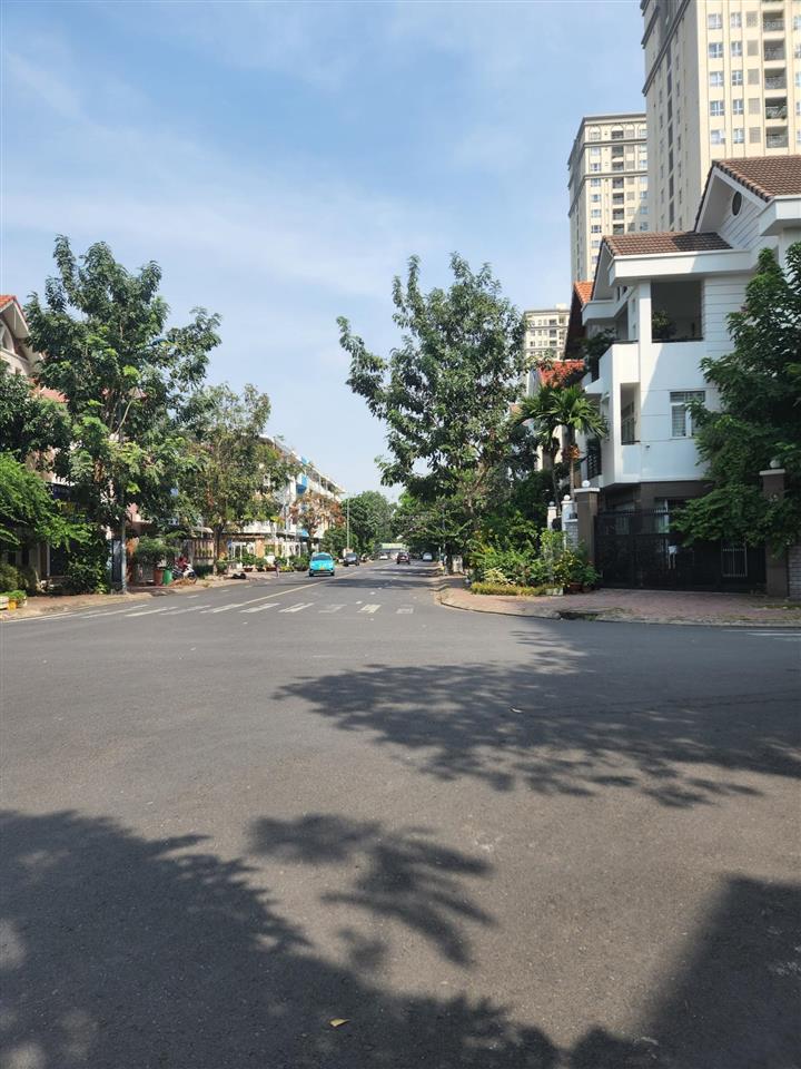 Chính chủ cần bán nhà kdc him lam 6a,vị trí đẹp đường lớn, dt 100m2, giá chỉ 16,2 tỷ.  0937 777 ***