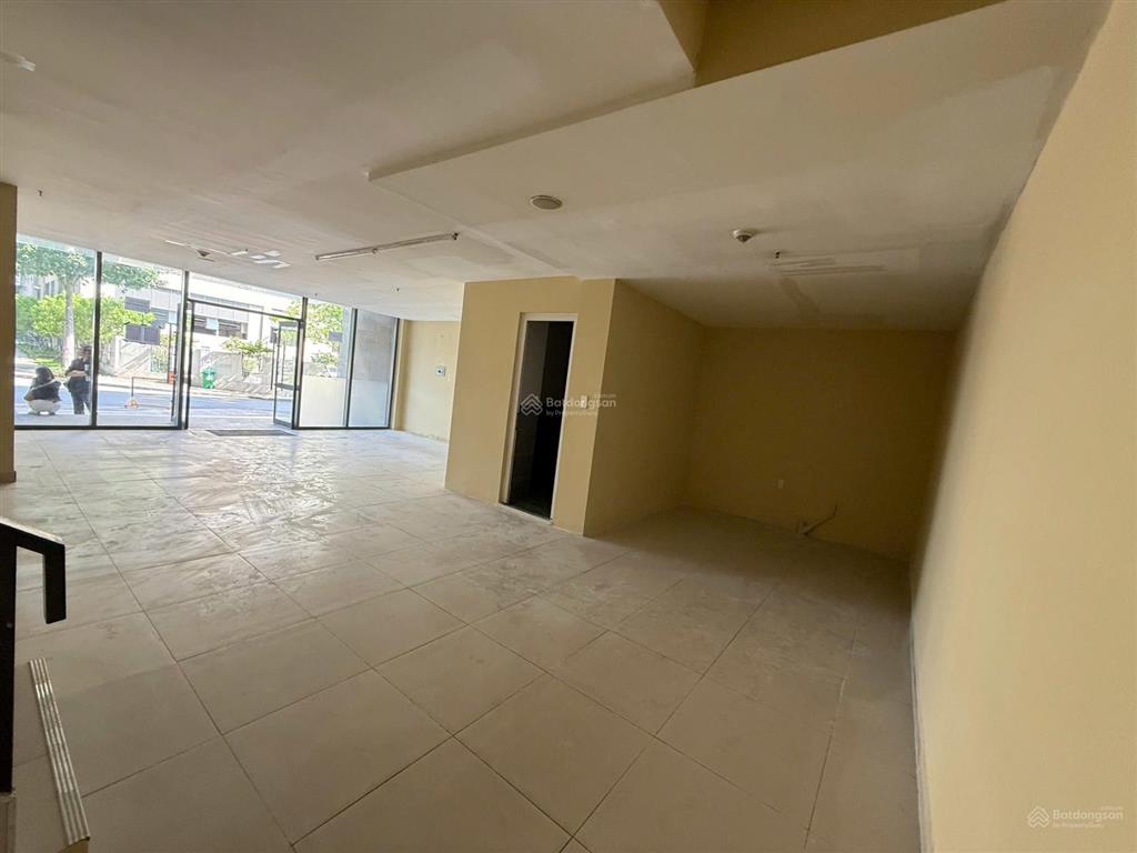 Cho thuê shop masteri thảo điền đối diện vincom tàu điện công viên nội khu 150m2