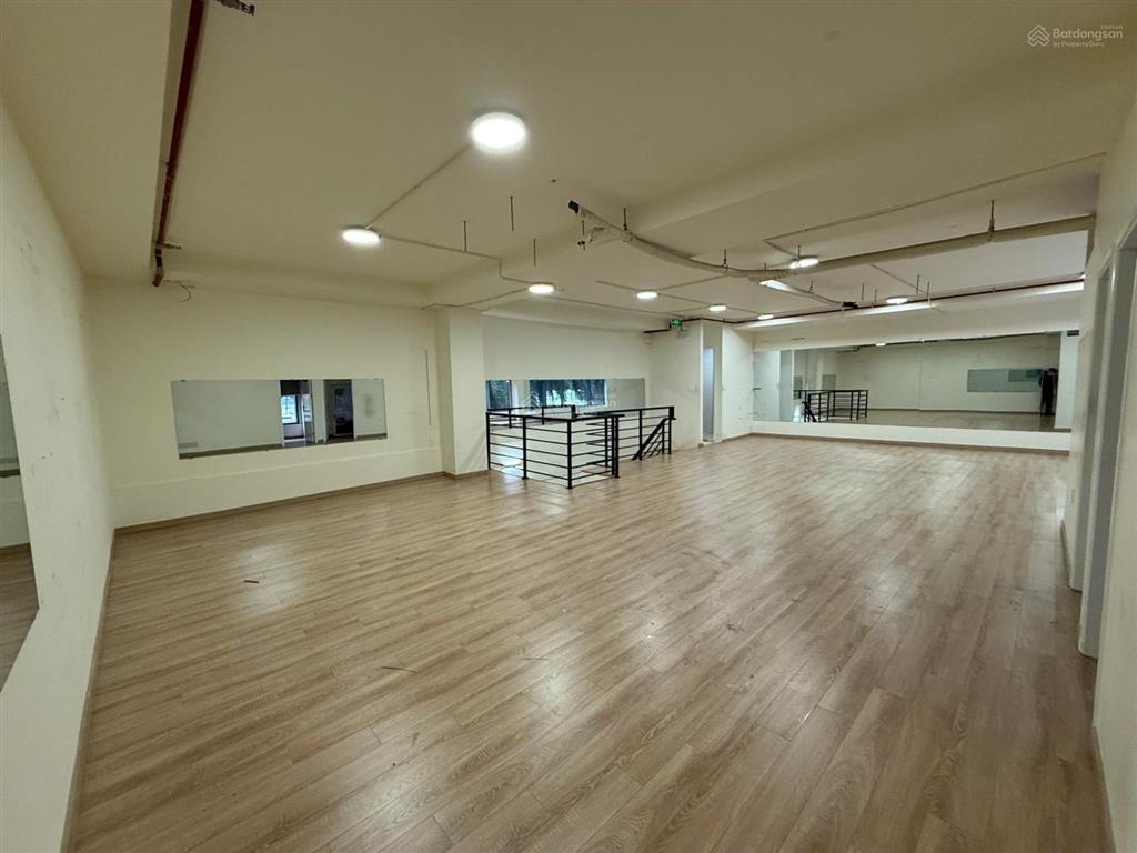 Cho thuê shop masteri thảo điền đối diện vincom tàu điện công viên nội khu 150m2