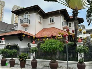 Cần bán biệt thự 2 mặt tiền thảo điền 1, nguyễn văn hưởng. dt(21x30m). 4 tầng. hồ bơi. khu compound