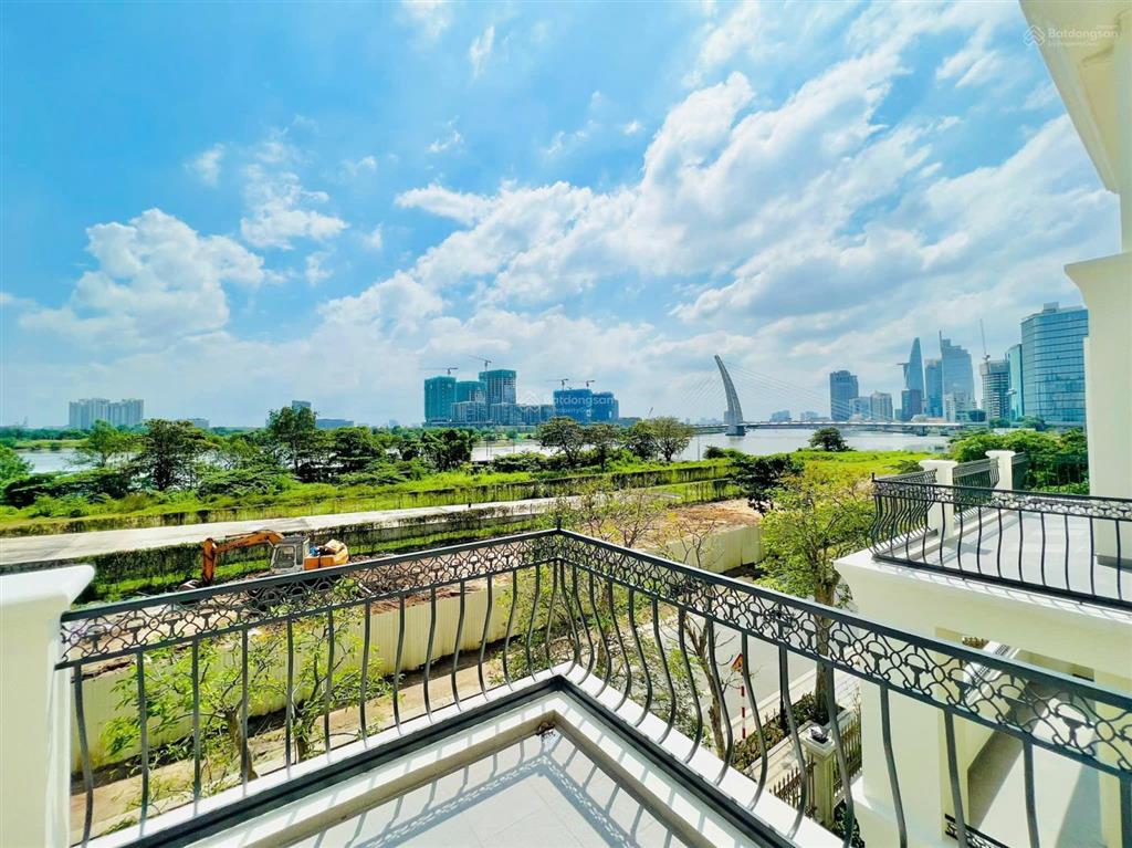 Tôi cần tiền, bán gấp căn biệt thự góc vinhomes ba son q.1, ngay mặt sông, giá 428 tỷ