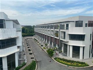 Nhà hoàn thiện nội thất, vị trí cực đẹp. dt 100m2, đã có sổ, chỉ 11 tỷ.  0902 746 ***