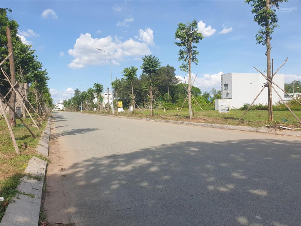 Lô góc 2 mt, ngay rạch. dt 14 x21, chỉ 39 tr/m2.  0902 746 ***