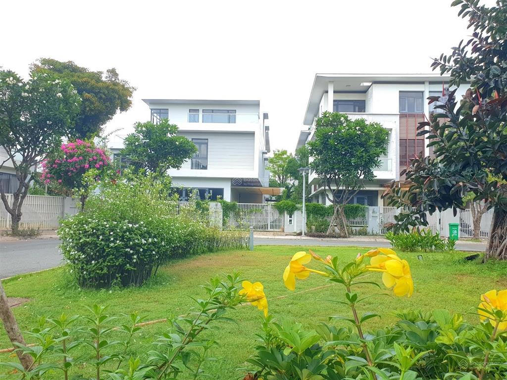 Biệt thự đơn lập. dt 351.3 m2, ngay công viên, chỉ 31.5 tỷ.  0902 746 ***