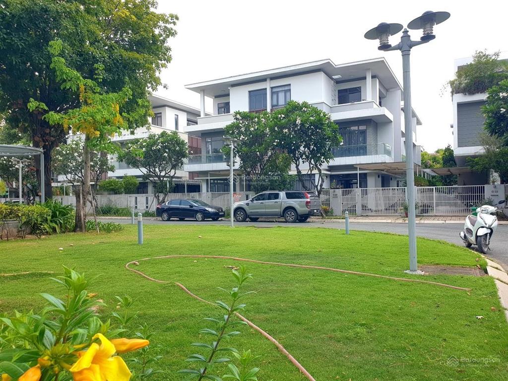 Biệt thự đơn lập. dt 351.3 m2, ngay công viên, chỉ 31.5 tỷ.  0902 746 ***