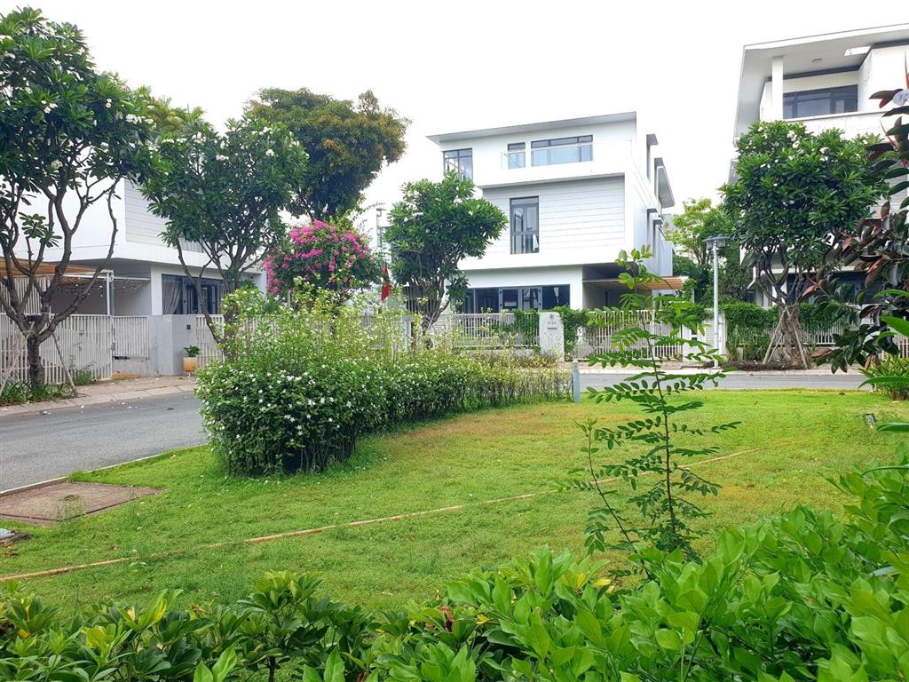 Biệt thự đơn lập. dt 351.3 m2, ngay công viên, chỉ 31.5 tỷ.  0902 746 ***