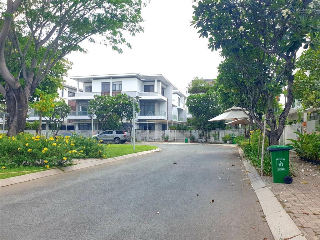 Biệt thự đơn lập. dt 351.3 m2, ngay công viên, chỉ 31.5 tỷ.  0902 746 ***