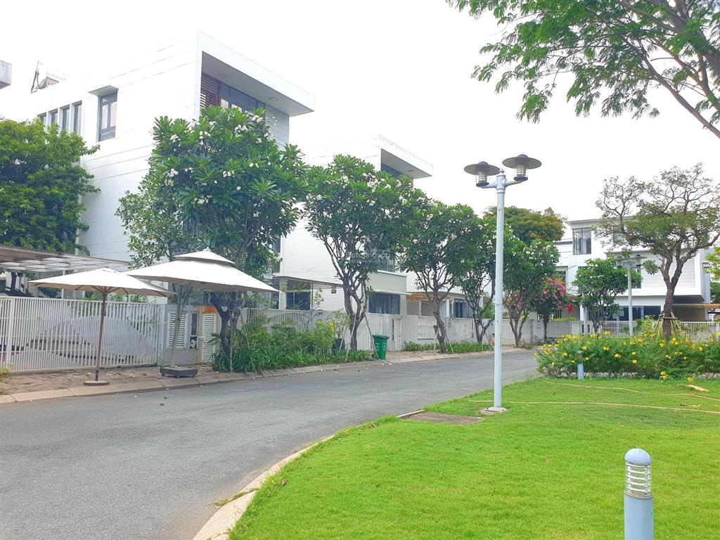 Biệt thự đơn lập. dt 351.3 m2, ngay công viên, chỉ 31.5 tỷ.  0902 746 ***