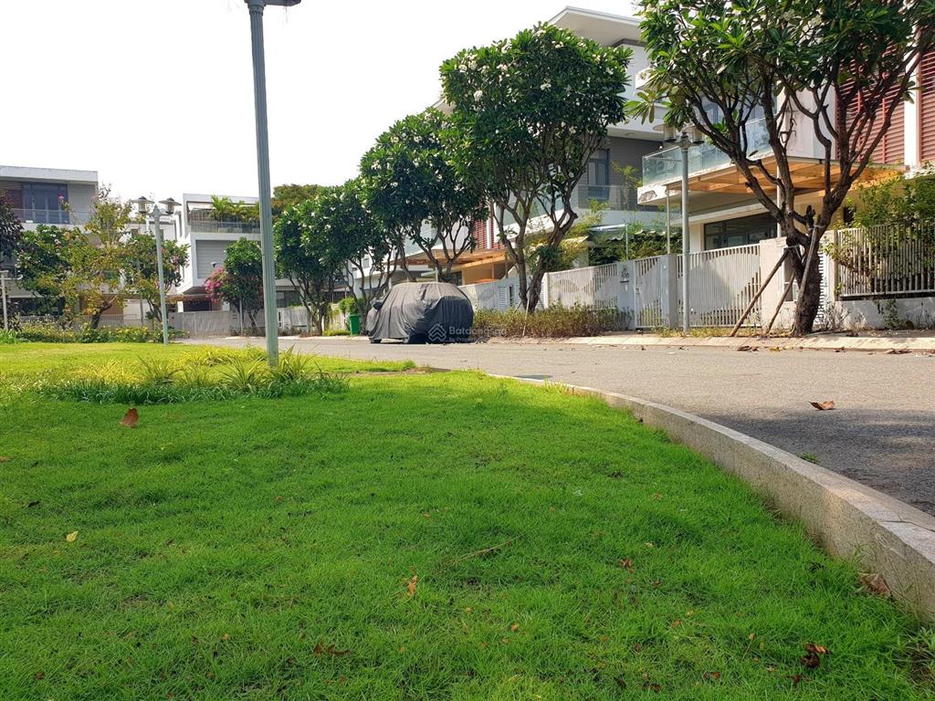 Biệt thự đơn lập. dt 351.3 m2, ngay công viên, chỉ 31.5 tỷ.  0902 746 ***