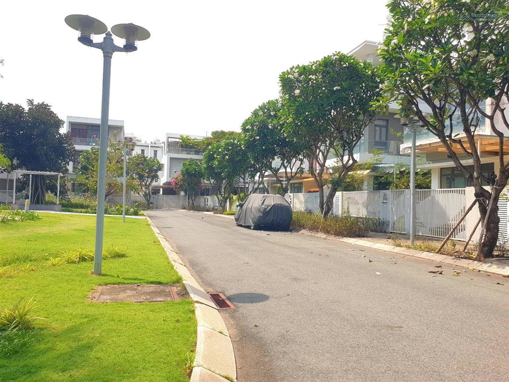 Biệt thự đơn lập. dt 351.3 m2, ngay công viên, chỉ 31.5 tỷ.  0902 746 ***