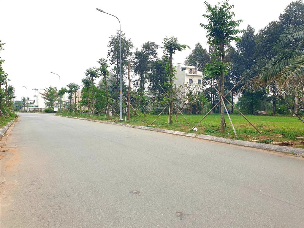 Lô mt trục chính. dt 410m2, nằm trong khu sinh thái tam đa  bcr, chỉ 37 tr/m2.  0902 746 ***