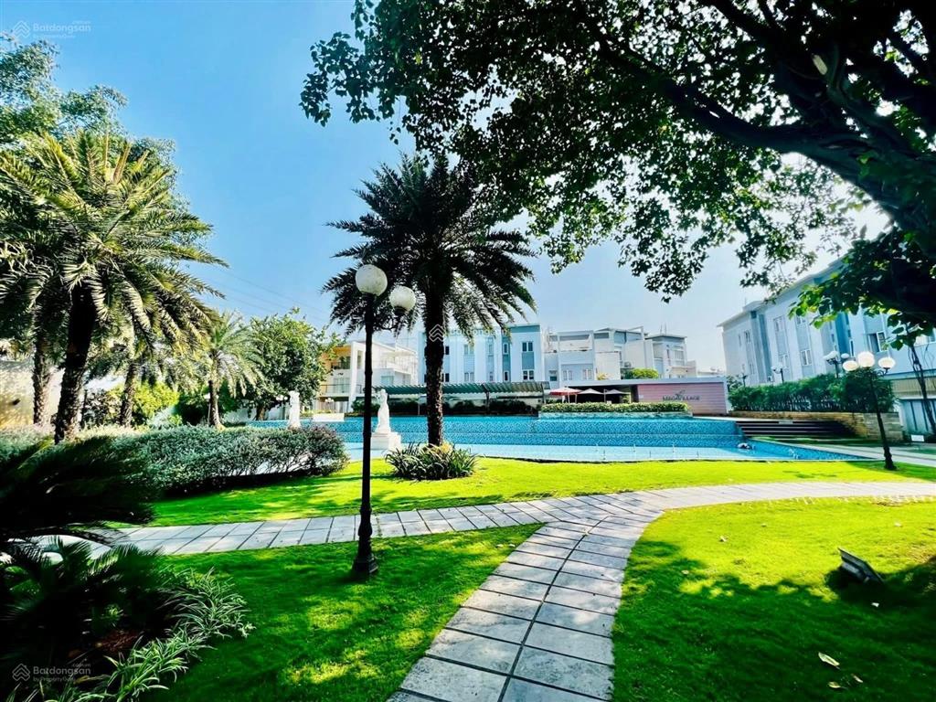 Biệt thự góc 3 mt ngay hồ bơi, nt cao cấp. dt 9.5 x17m. nhà 3 tầng, chỉ 17 tỷ.  0902,746.319