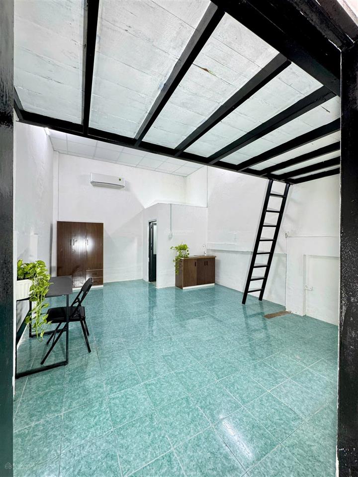 Phòng ban công, cửa sổ, sẵn nội thất. ngay ngã 3 vạn kiếp với phan xích long