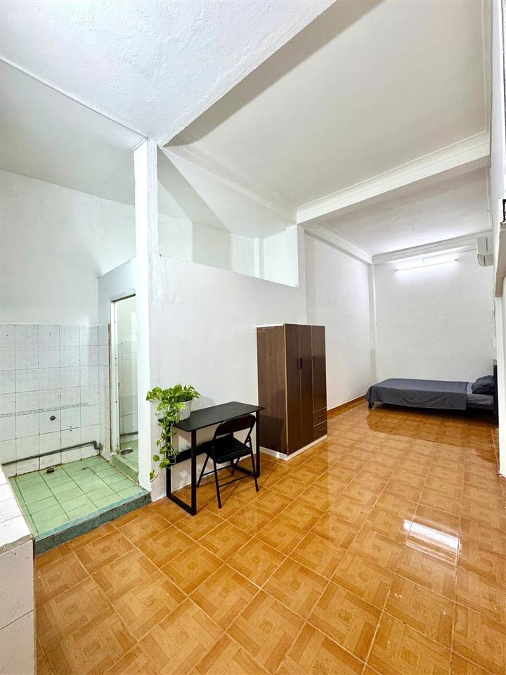 Phòng ban công, cửa sổ, sẵn nội thất. ngay ngã 3 vạn kiếp với phan xích long