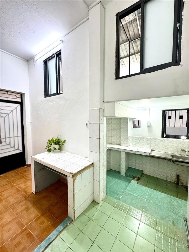 Phòng ban công, cửa sổ, sẵn nội thất. ngay ngã 3 vạn kiếp với phan xích long