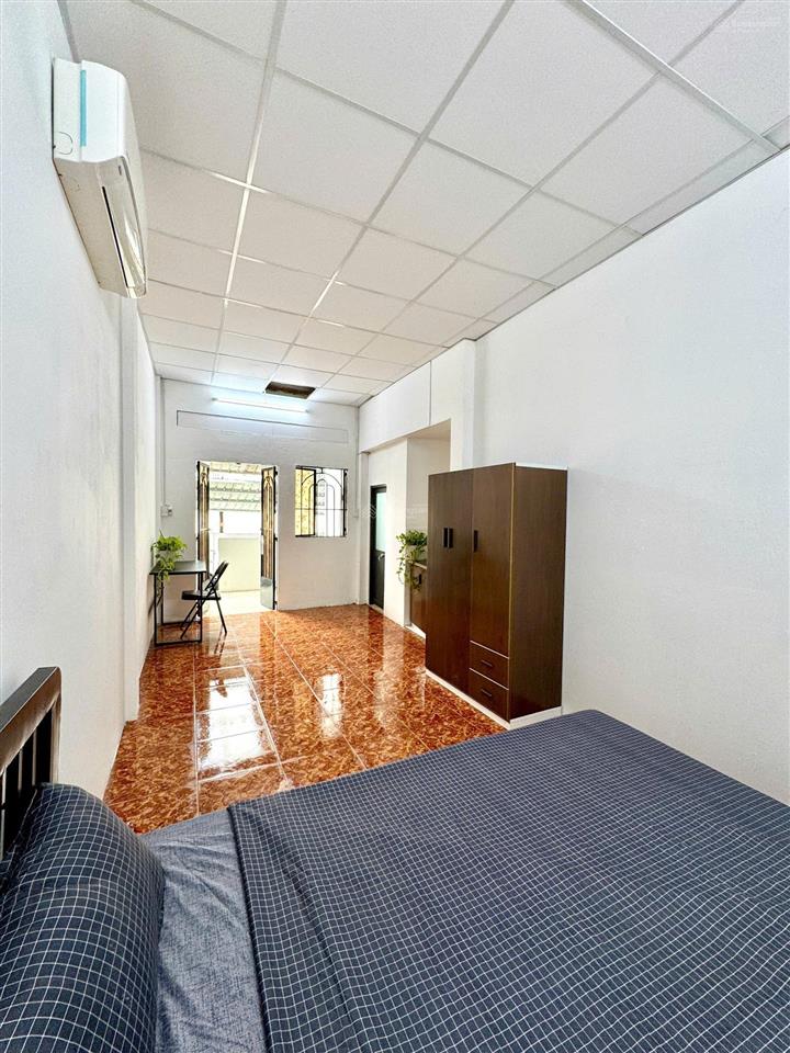 Phòng ban công, cửa sổ, sẵn nội thất. ngay ngã 3 vạn kiếp với phan xích long