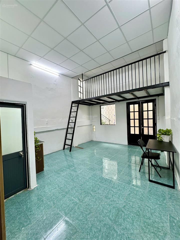 Phòng ban công, cửa sổ, sẵn nội thất. ngay ngã 3 vạn kiếp với phan xích long