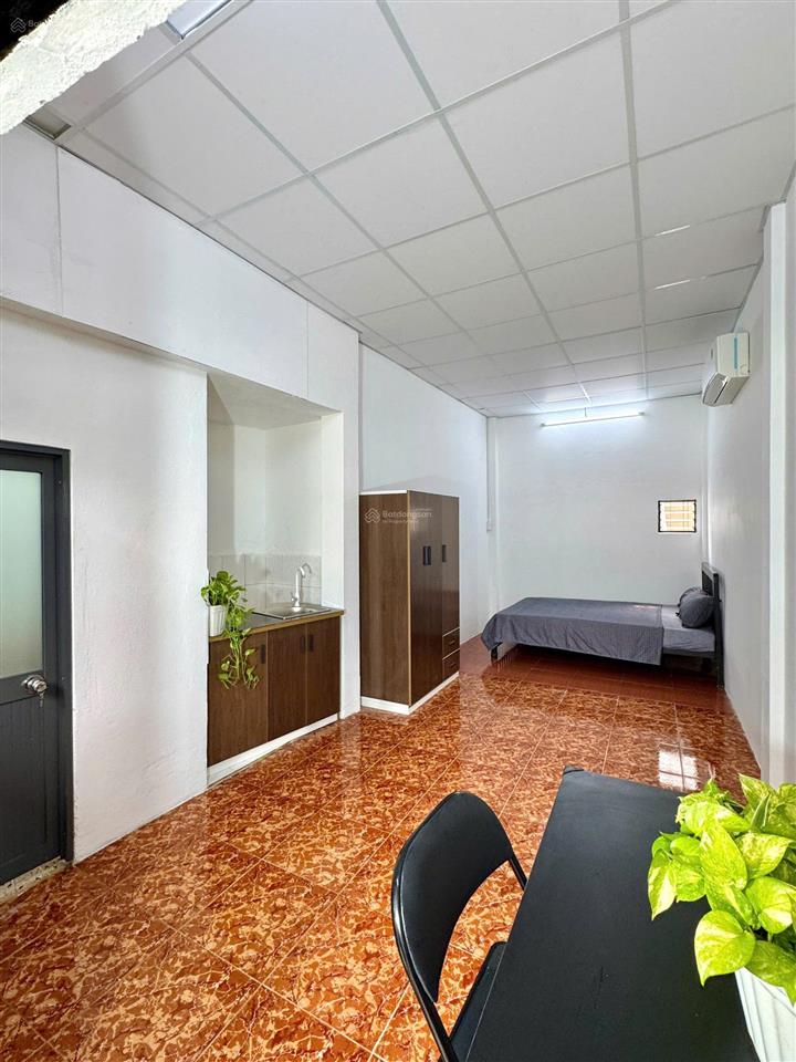 Phòng ban công, cửa sổ, sẵn nội thất. ngay ngã 3 vạn kiếp với phan xích long