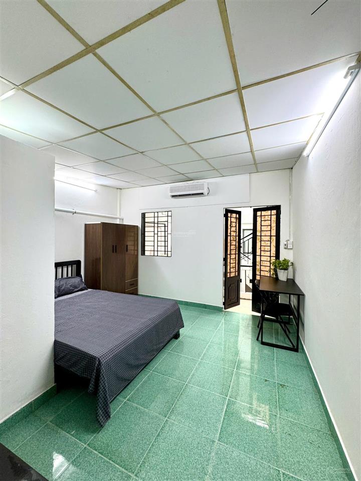 Phòng ban công, cửa sổ, sẵn nội thất. ngay ngã 3 vạn kiếp với phan xích long