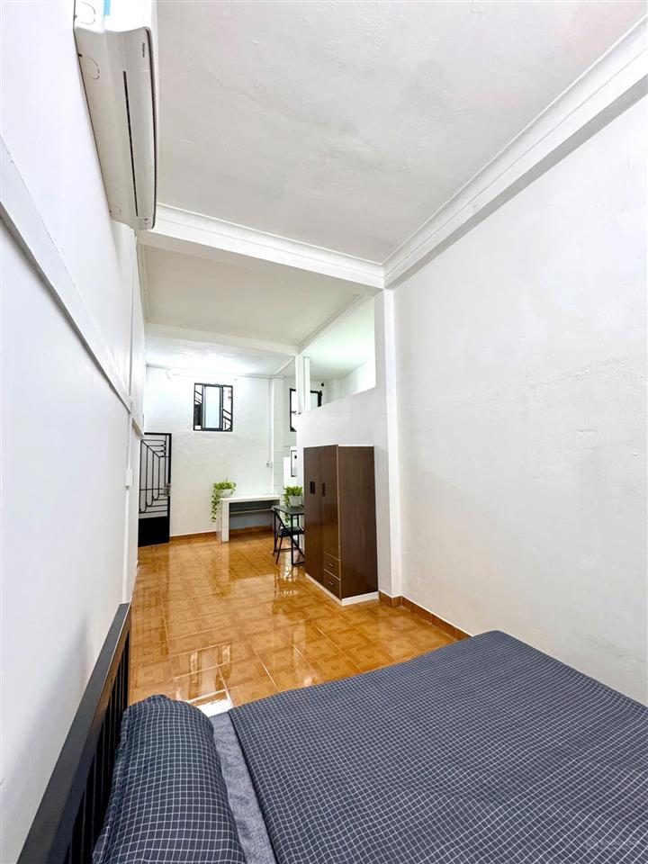 Phòng ban công, cửa sổ, sẵn nội thất. ngay ngã 3 vạn kiếp với phan xích long