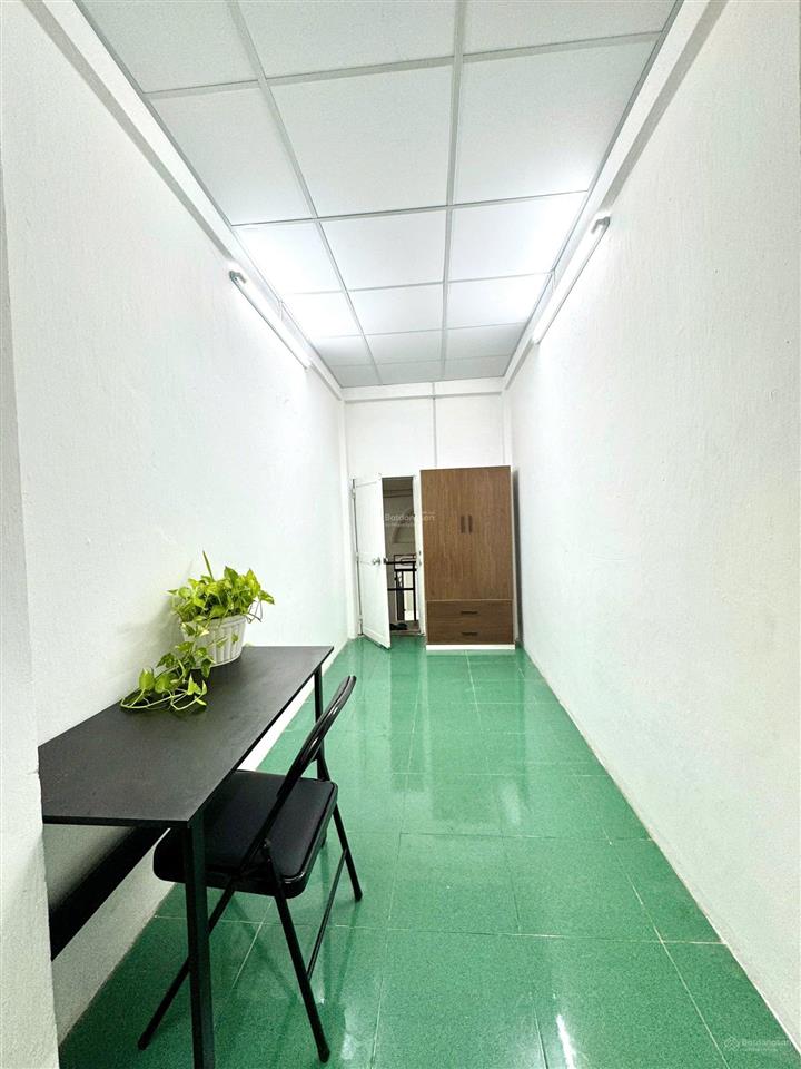 Phòng ban công, cửa sổ, sẵn nội thất. ngay ngã 3 vạn kiếp với phan xích long