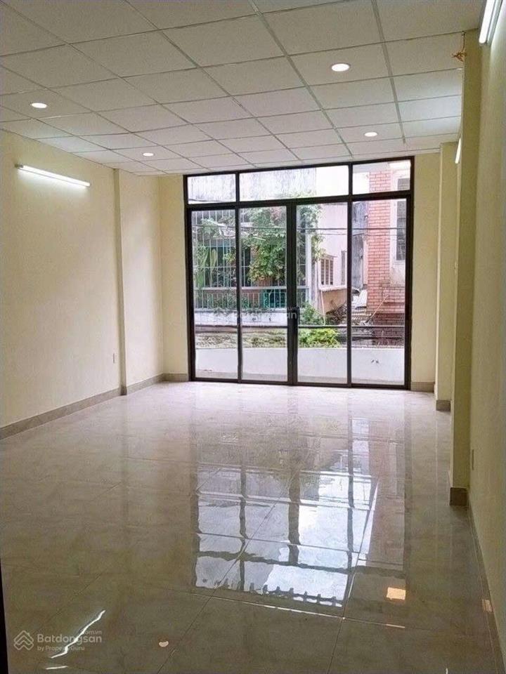 Bán nhà đang kinh doanh  phú nhuận  cho thuê 17tr/tháng  giáp bên quận 1