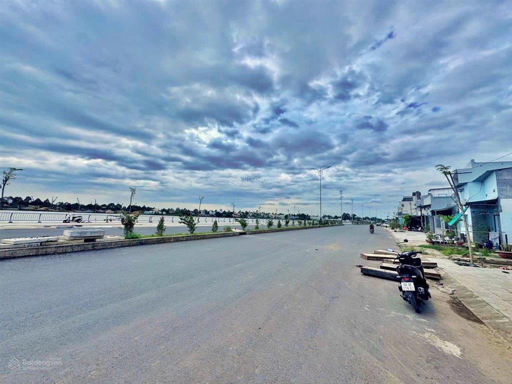 Bán 2 lô đất đẹp, mặt tiền đường bờ kè ven sông 30m, sổ sẵn, chỉ 6 tỷ