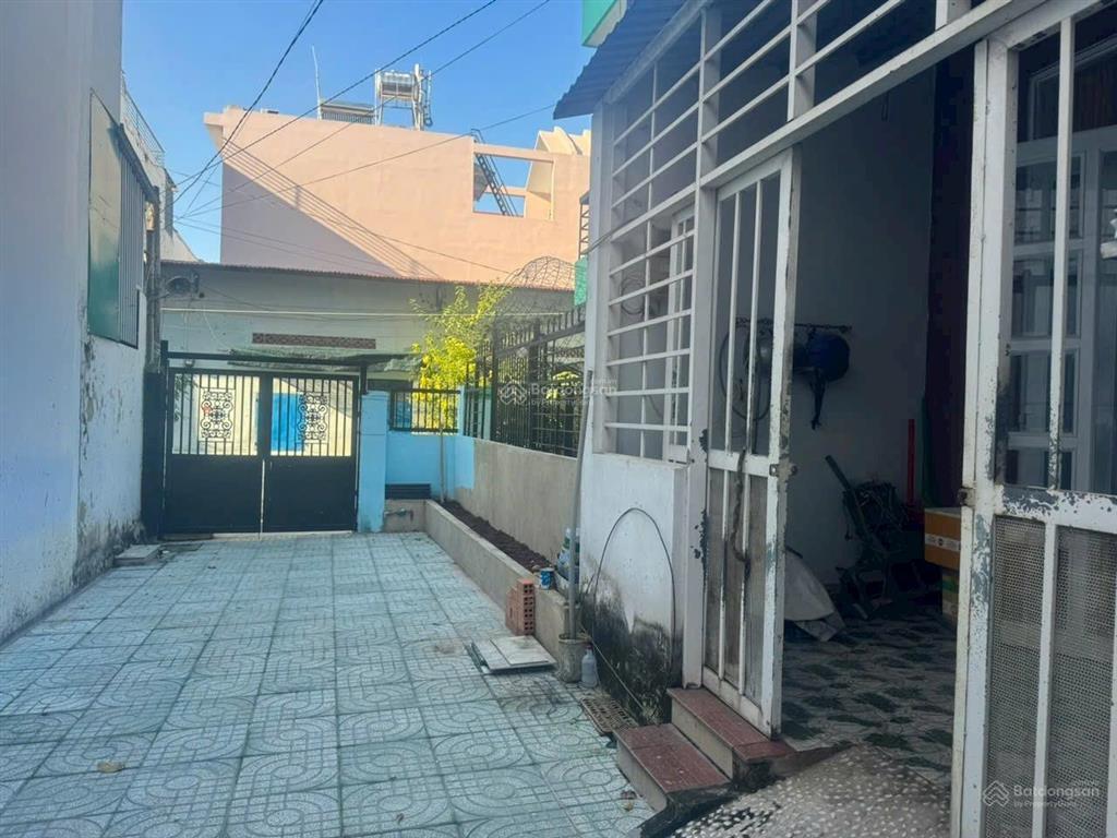Chính chủ cần bán nhà cấp 4 tiện xây mới 100m2 full thổ cư giá 6,5 tỷ.  0917 343 ***