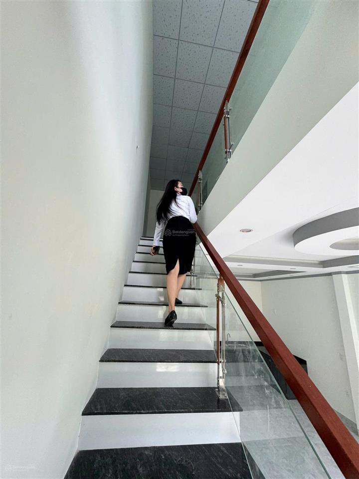 Bán căn nhà 6pn, dtsd 212m2 này nhé, mới xây xong, hiện đang cho thuê 10tr/th