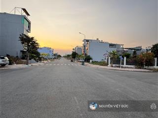 Lô góc ngã tư kdc phú hồng thịnh, quốc lộ 1k mặt tiền đường 22m đối diện chợ, phù hợp xây toà nhà
