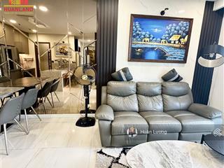 Cho thuê căn góc 2pn hướng đông nam mát mẻ quanh năm, nhà full nội thất cao cấp ở ngay tại kingdom