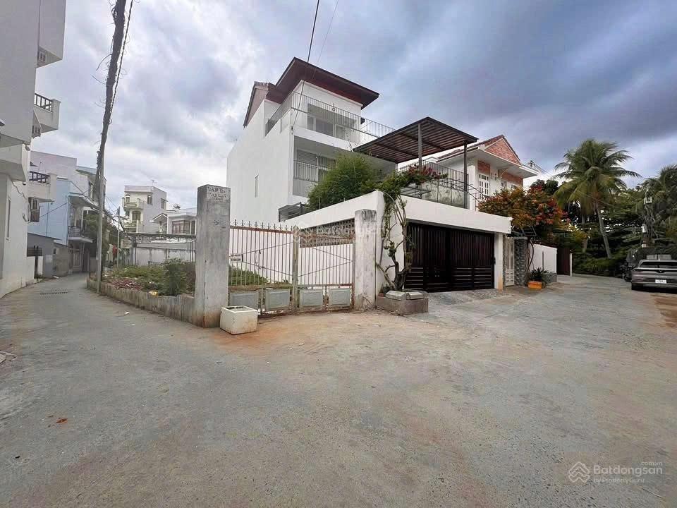 Bán lô góc hai mặt tiền gần đường 2310 tây nha trang