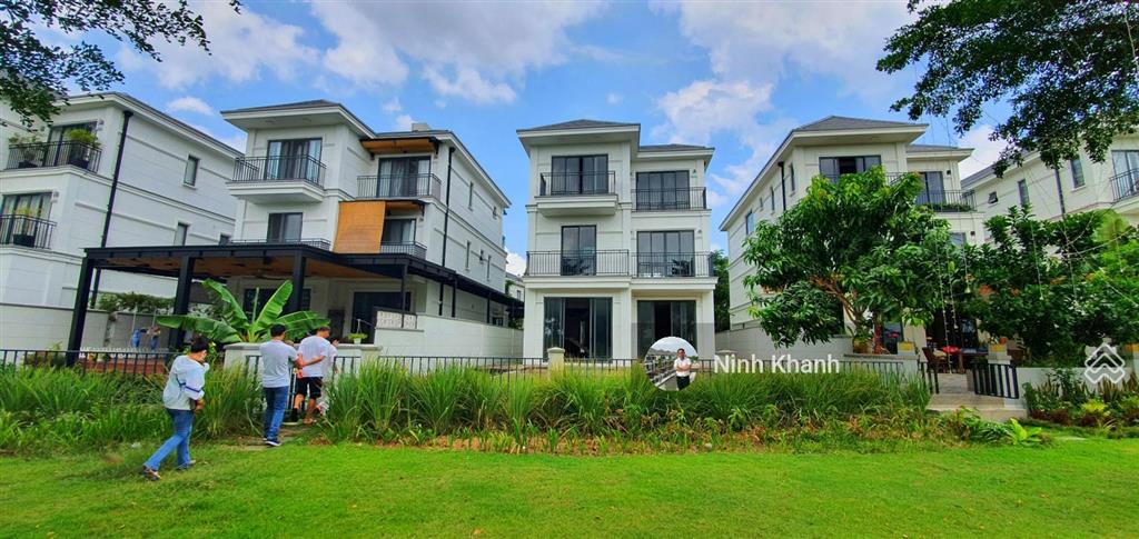 Kẹt tiền cần bán gấp căn biệt thự nine south 15 tỷ full nội thất, xem nhà 0909 499 ***