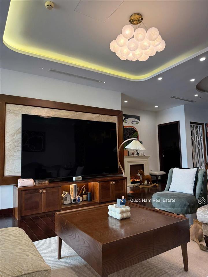 Chính chủ bán gấp căn 2 ngủ siêu rộng 128m2 tòa r2 vinhomes royal city. 0889 963 ***